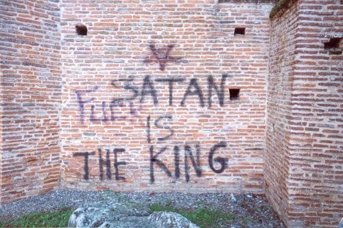 Retrait de graffiti sur surface en pierre à Bagnères-de-Luchon